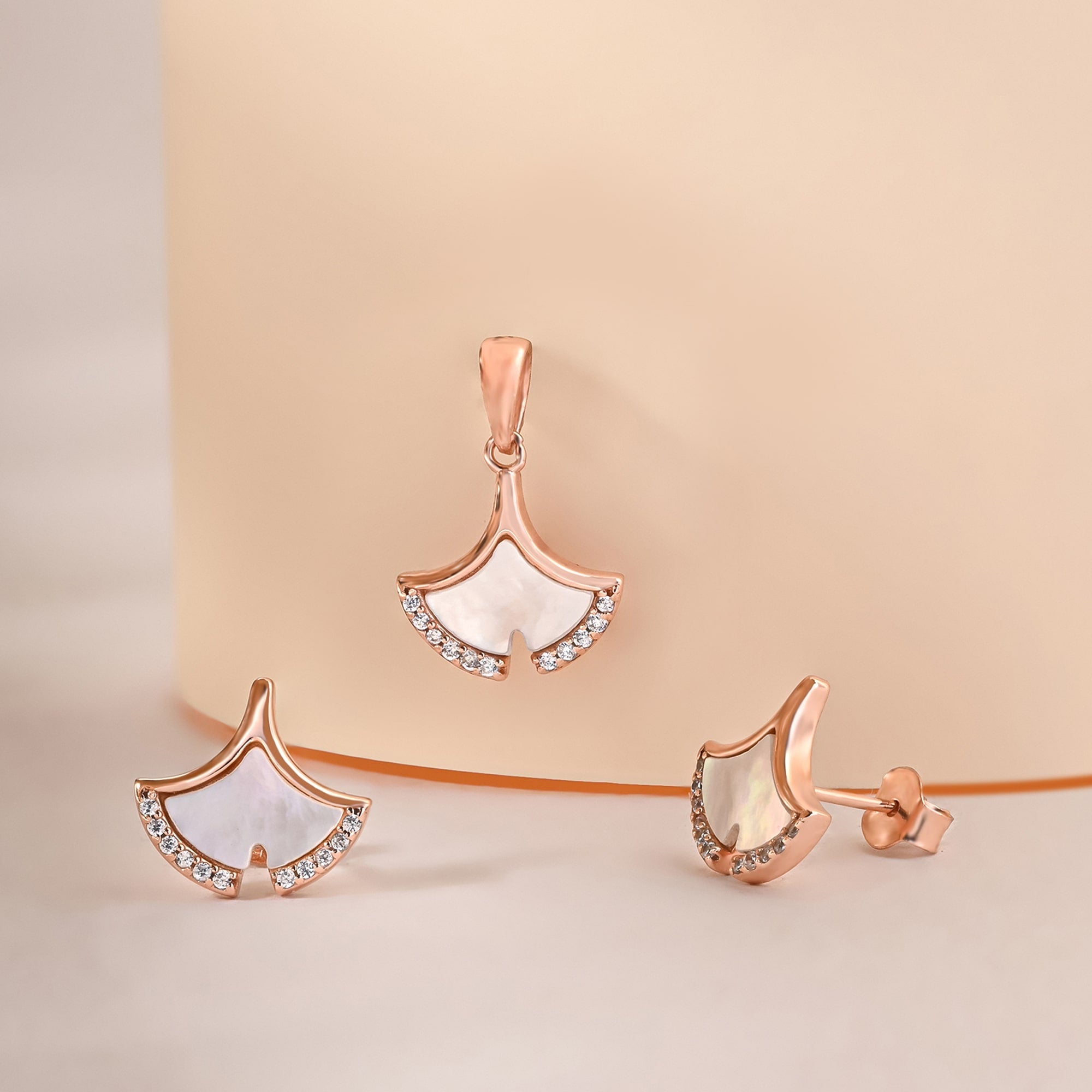 Splendor Seashell Pendant Set