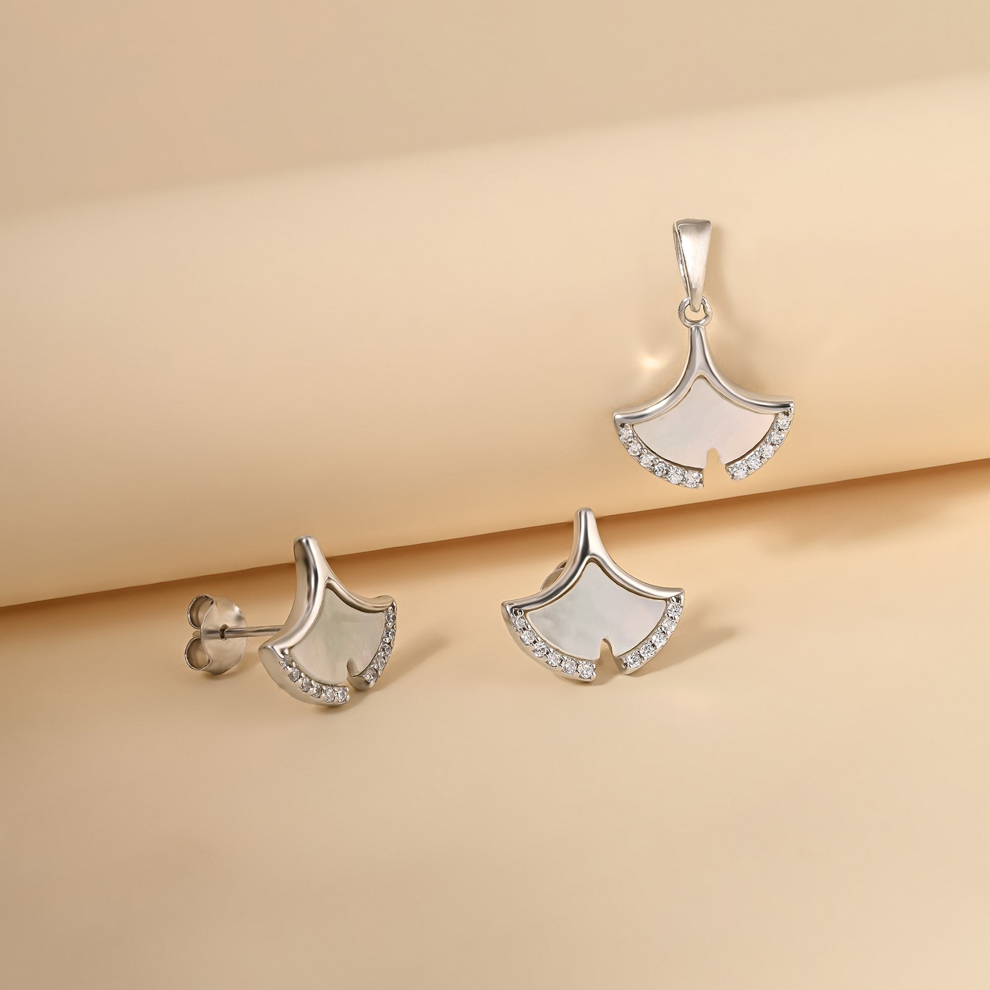 Splendor Seashell Pendant Set