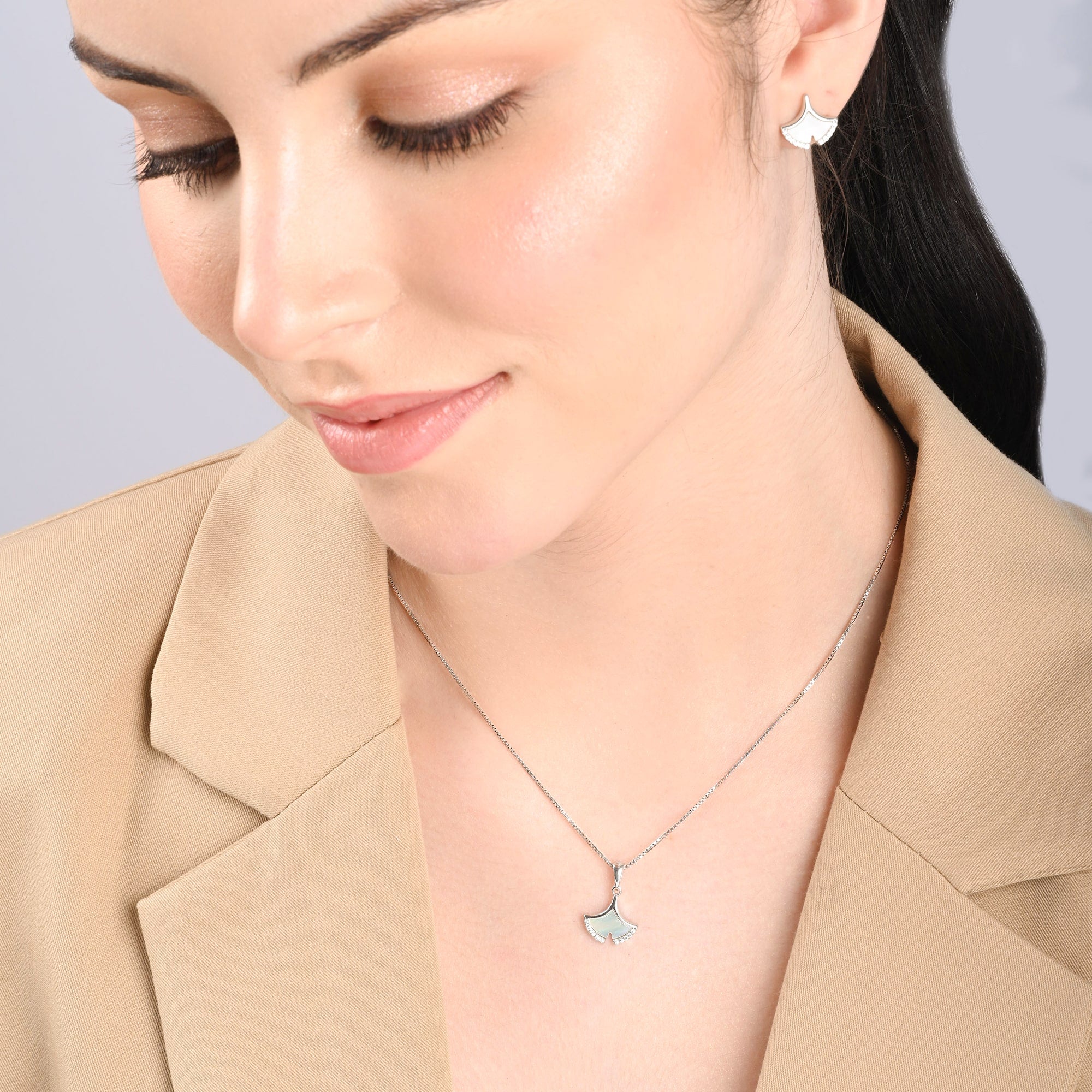 Splendor Seashell Pendant Set