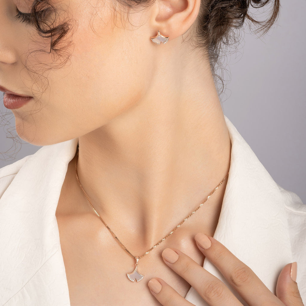 Splendor Seashell Pendant Set